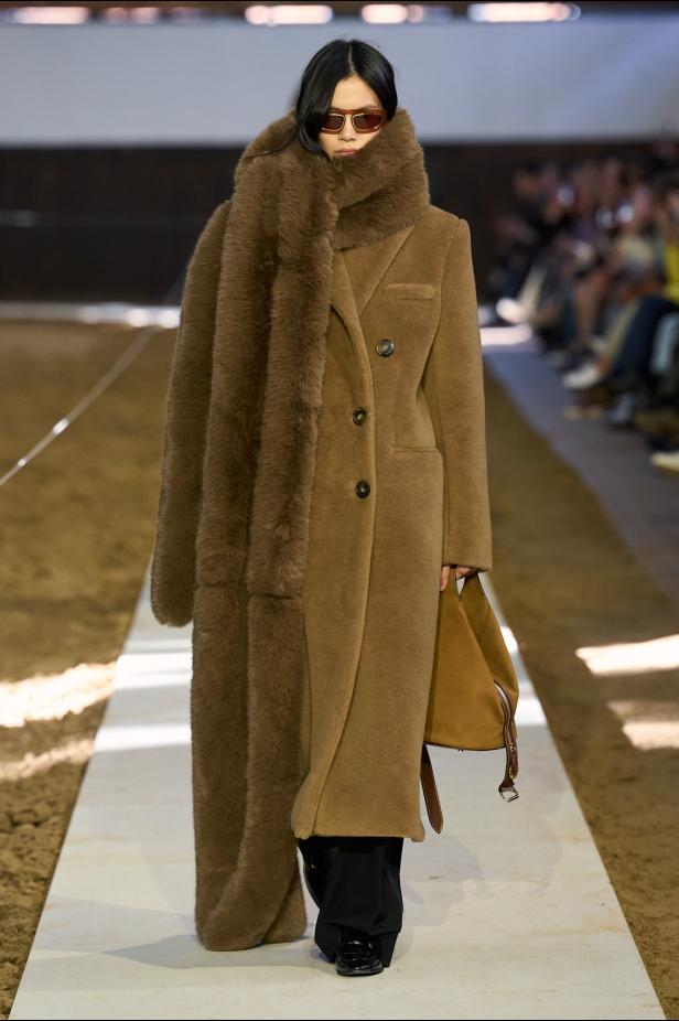 مجموعة ستيلا ماكارتني لخريف وشتاء 2026... سيمفونية الخيول وأناقة الثمانينيات المستدامة