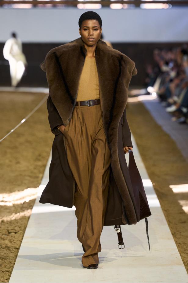 مجموعة ستيلا ماكارتني لخريف وشتاء 2026... سيمفونية الخيول وأناقة الثمانينيات المستدامة