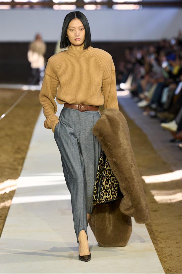 مجموعة ستيلا ماكارتني لخريف وشتاء 2026... سيمفونية الخيول وأناقة الثمانينيات المستدامة