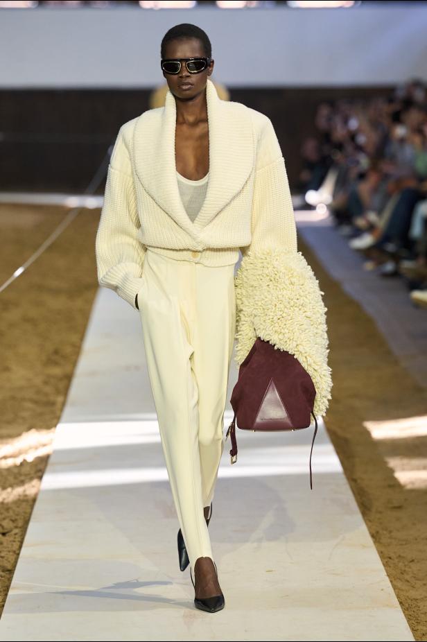 مجموعة ستيلا ماكارتني لخريف وشتاء 2026... سيمفونية الخيول وأناقة الثمانينيات المستدامة