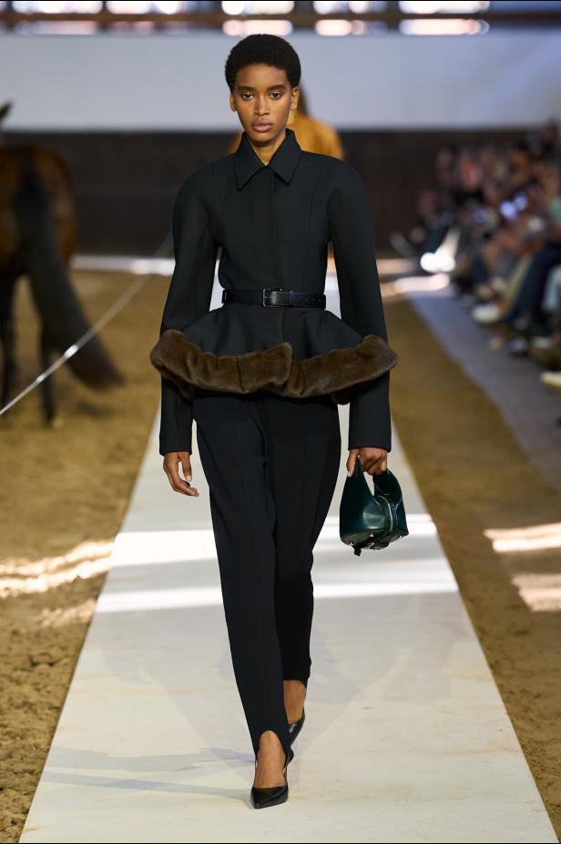 مجموعة ستيلا ماكارتني لخريف وشتاء 2026... سيمفونية الخيول وأناقة الثمانينيات المستدامة