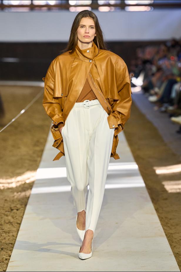 مجموعة ستيلا ماكارتني لخريف وشتاء 2026... سيمفونية الخيول وأناقة الثمانينيات المستدامة