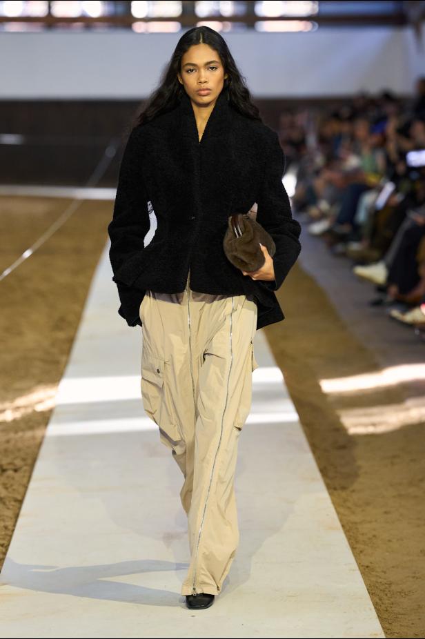 مجموعة ستيلا ماكارتني لخريف وشتاء 2026... سيمفونية الخيول وأناقة الثمانينيات المستدامة