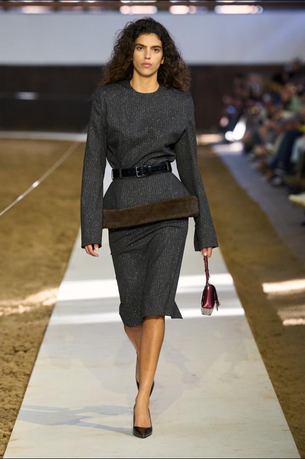 مجموعة ستيلا ماكارتني لخريف وشتاء 2026... سيمفونية الخيول وأناقة الثمانينيات المستدامة