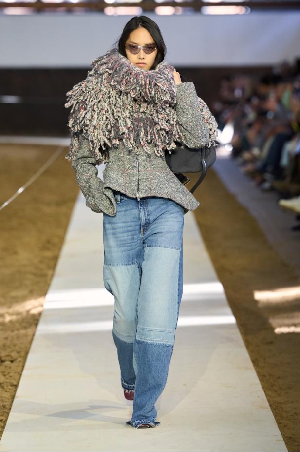 مجموعة ستيلا ماكارتني لخريف وشتاء 2026... سيمفونية الخيول وأناقة الثمانينيات المستدامة