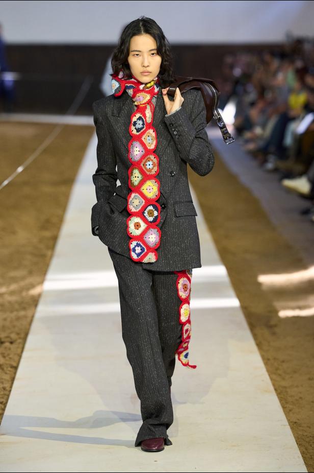 مجموعة ستيلا ماكارتني لخريف وشتاء 2026... سيمفونية الخيول وأناقة الثمانينيات المستدامة