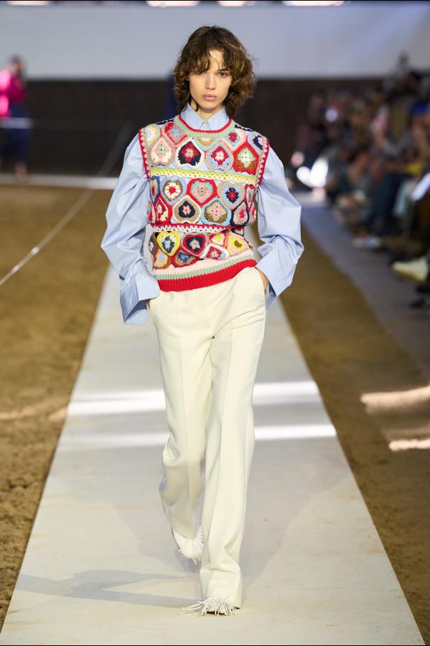 مجموعة ستيلا ماكارتني لخريف وشتاء 2026... سيمفونية الخيول وأناقة الثمانينيات المستدامة