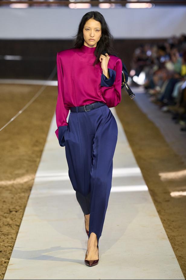 مجموعة ستيلا ماكارتني لخريف وشتاء 2026... سيمفونية الخيول وأناقة الثمانينيات المستدامة