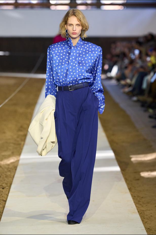 مجموعة ستيلا ماكارتني لخريف وشتاء 2026... سيمفونية الخيول وأناقة الثمانينيات المستدامة