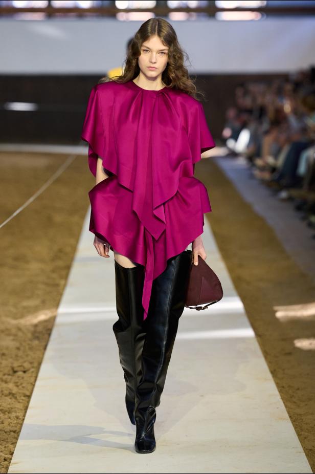 مجموعة ستيلا ماكارتني لخريف وشتاء 2026... سيمفونية الخيول وأناقة الثمانينيات المستدامة