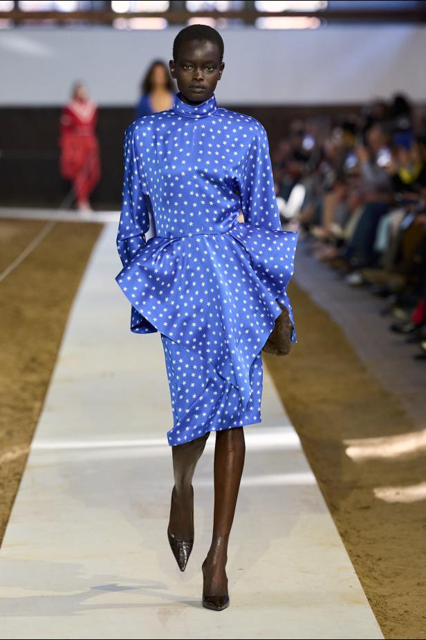 مجموعة ستيلا ماكارتني لخريف وشتاء 2026... سيمفونية الخيول وأناقة الثمانينيات المستدامة