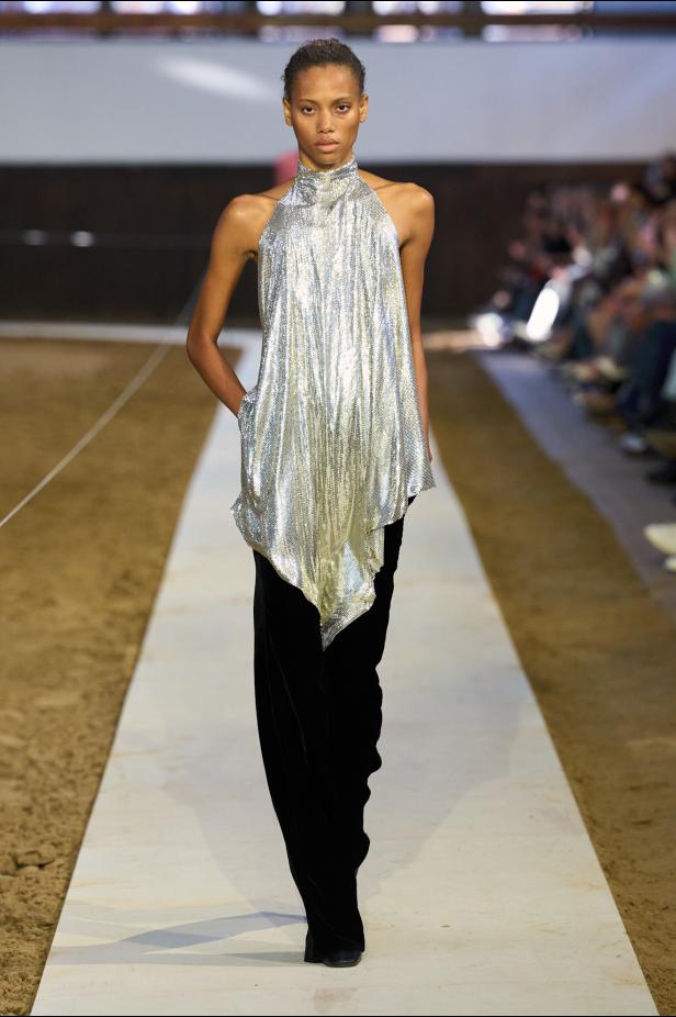 مجموعة ستيلا ماكارتني لخريف وشتاء 2026... سيمفونية الخيول وأناقة الثمانينيات المستدامة