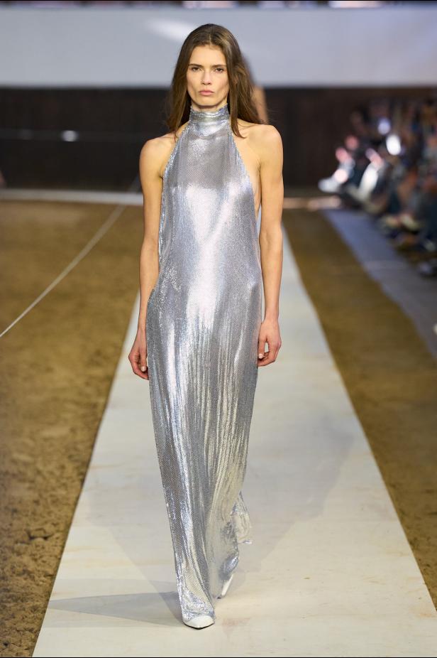 مجموعة ستيلا ماكارتني لخريف وشتاء 2026... سيمفونية الخيول وأناقة الثمانينيات المستدامة