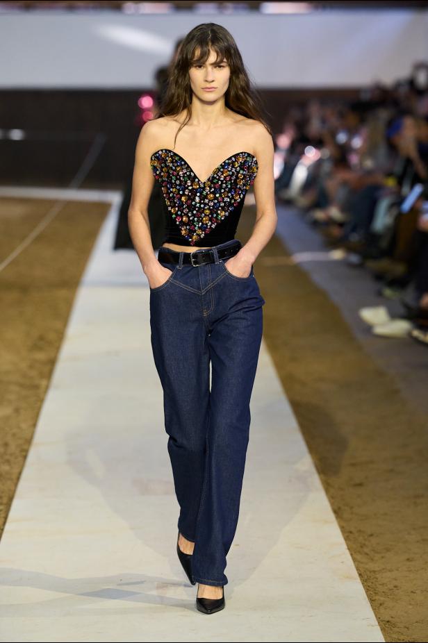 مجموعة ستيلا ماكارتني لخريف وشتاء 2026... سيمفونية الخيول وأناقة الثمانينيات المستدامة