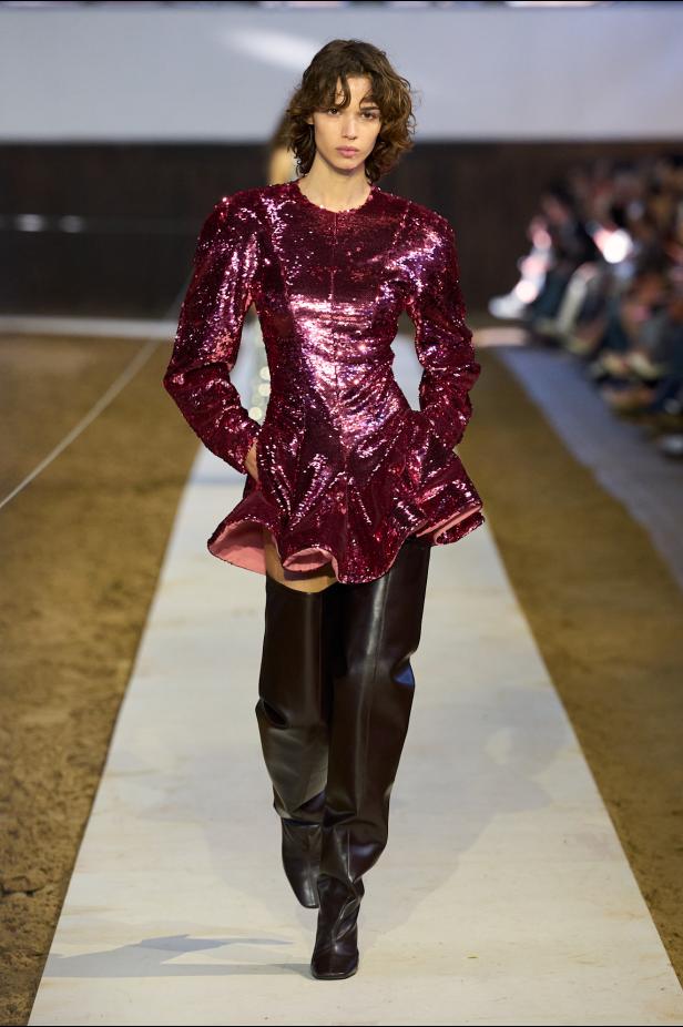 مجموعة ستيلا ماكارتني لخريف وشتاء 2026... سيمفونية الخيول وأناقة الثمانينيات المستدامة