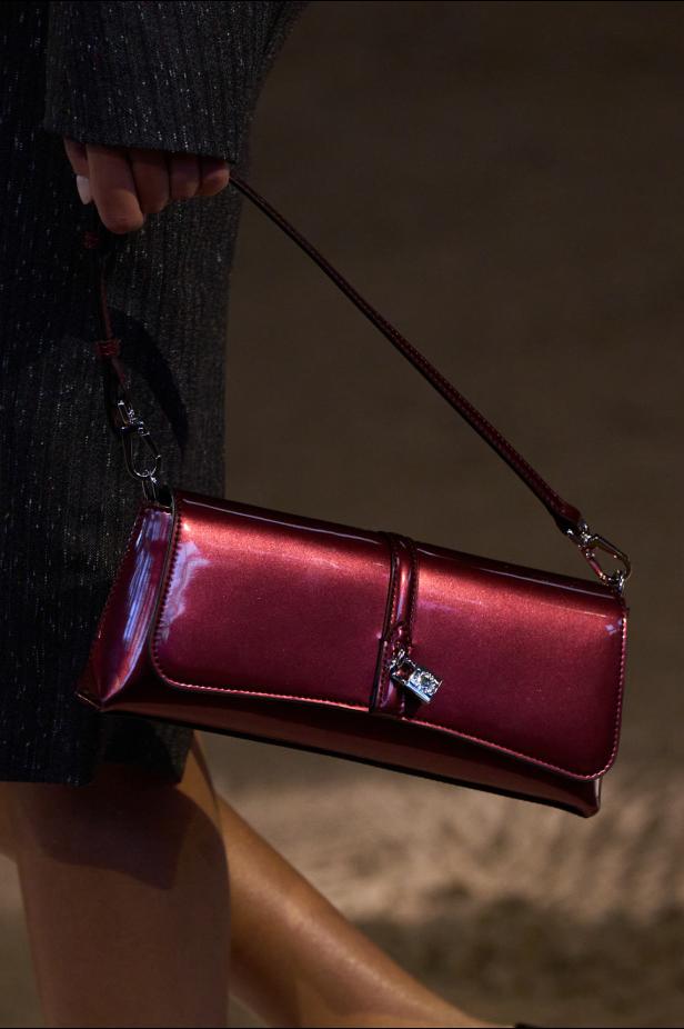 مجموعة ستيلا ماكارتني لخريف وشتاء 2026... سيمفونية الخيول وأناقة الثمانينيات المستدامة