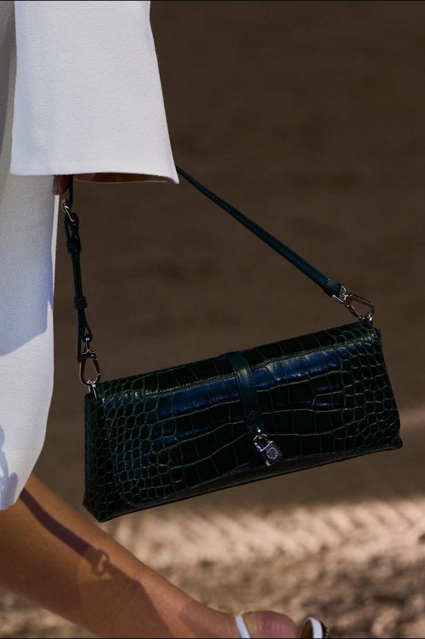 مجموعة ستيلا ماكارتني لخريف وشتاء 2026... سيمفونية الخيول وأناقة الثمانينيات المستدامة