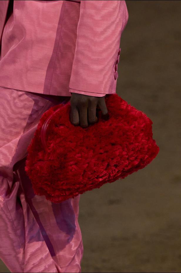 مجموعة ستيلا ماكارتني لخريف وشتاء 2026... سيمفونية الخيول وأناقة الثمانينيات المستدامة