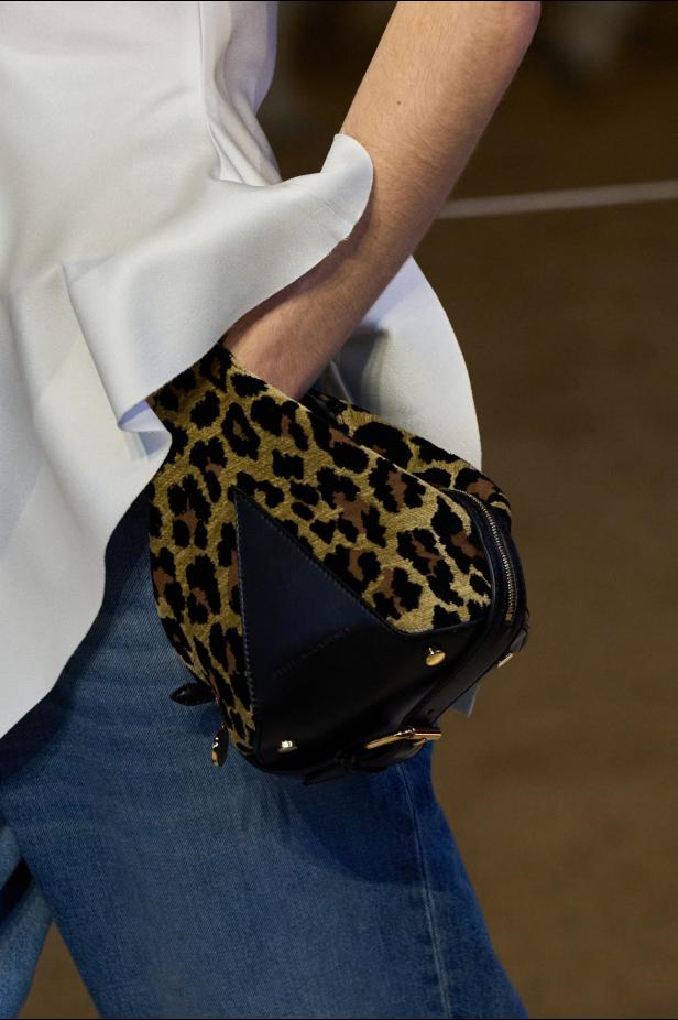 مجموعة ستيلا ماكارتني لخريف وشتاء 2026... سيمفونية الخيول وأناقة الثمانينيات المستدامة