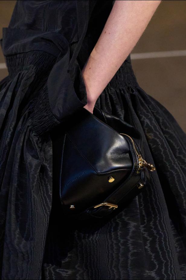 مجموعة ستيلا ماكارتني لخريف وشتاء 2026... سيمفونية الخيول وأناقة الثمانينيات المستدامة