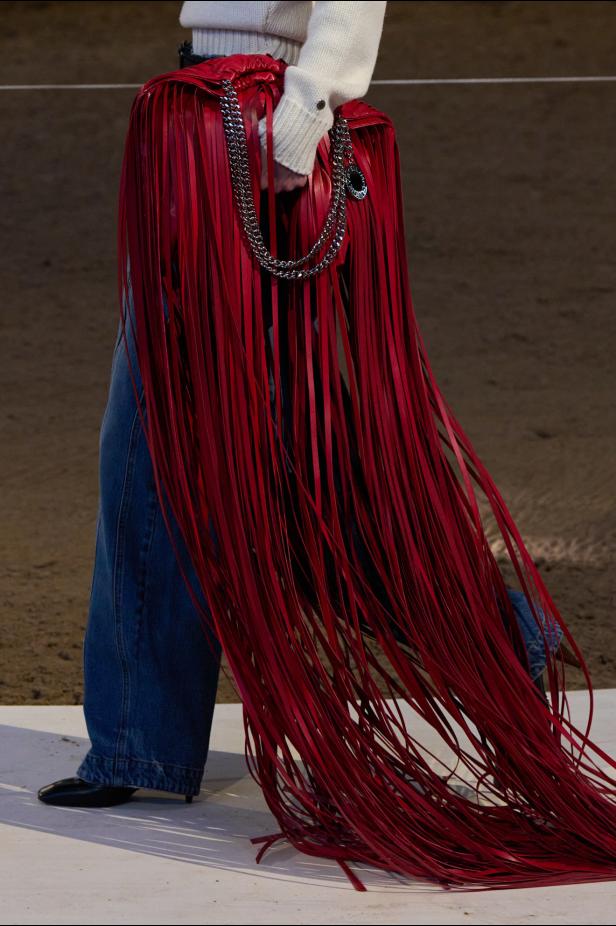 مجموعة ستيلا ماكارتني لخريف وشتاء 2026... سيمفونية الخيول وأناقة الثمانينيات المستدامة