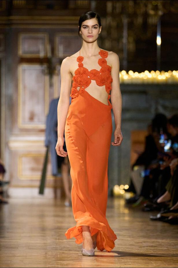 مجموعة فيكتوريا بيكهام لخريف 2026... لوحات فنية تجسد الأنوثة بلمسات "آرت ديكو"‏