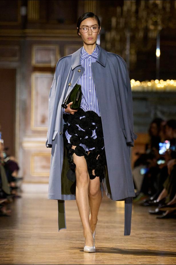 مجموعة فيكتوريا بيكهام لخريف 2026... لوحات فنية تجسد الأنوثة بلمسات "آرت ديكو"‏