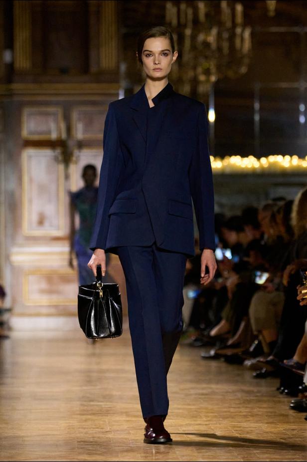 مجموعة فيكتوريا بيكهام لخريف 2026... لوحات فنية تجسد الأنوثة بلمسات "آرت ديكو"‏