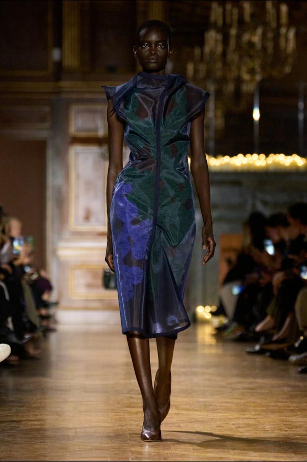 مجموعة فيكتوريا بيكهام لخريف 2026... لوحات فنية تجسد الأنوثة بلمسات "آرت ديكو"‏