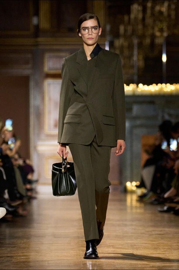 مجموعة فيكتوريا بيكهام لخريف 2026... لوحات فنية تجسد الأنوثة بلمسات "آرت ديكو"‏