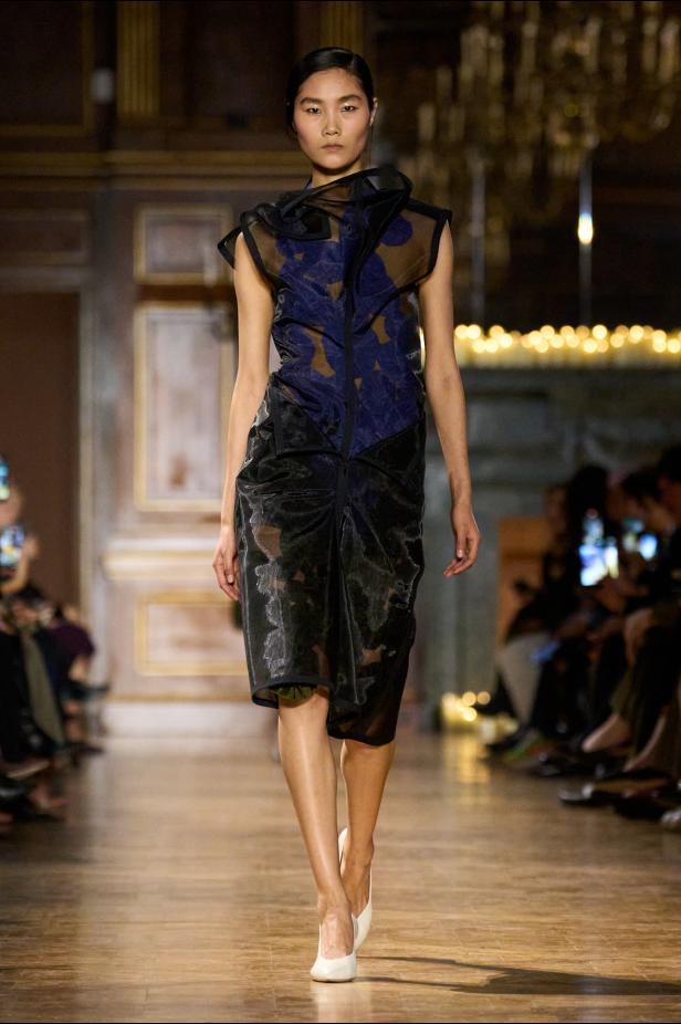 مجموعة فيكتوريا بيكهام لخريف 2026... لوحات فنية تجسد الأنوثة بلمسات "آرت ديكو"‏