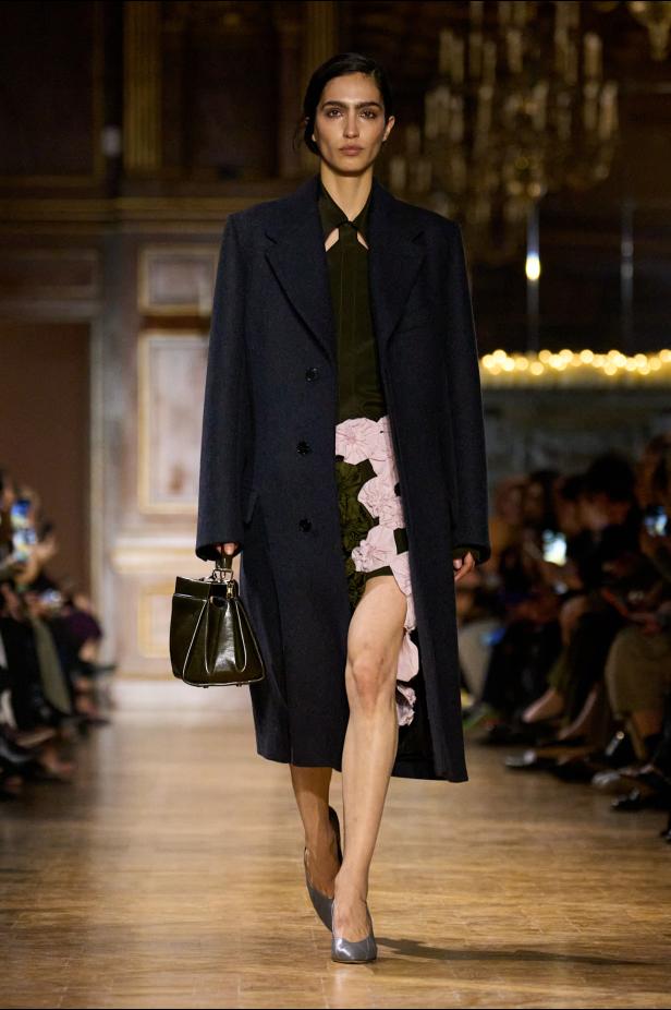 مجموعة فيكتوريا بيكهام لخريف 2026... لوحات فنية تجسد الأنوثة بلمسات "آرت ديكو"‏