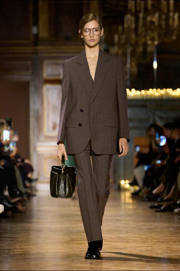 مجموعة فيكتوريا بيكهام لخريف 2026... لوحات فنية تجسد الأنوثة بلمسات "آرت ديكو"‏