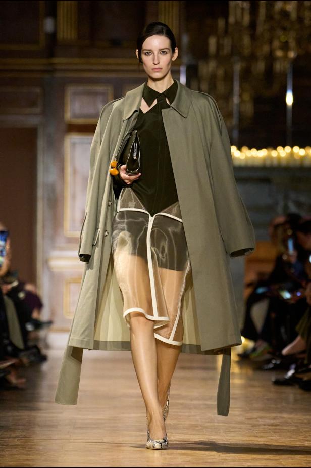 مجموعة فيكتوريا بيكهام لخريف 2026... لوحات فنية تجسد الأنوثة بلمسات "آرت ديكو"‏