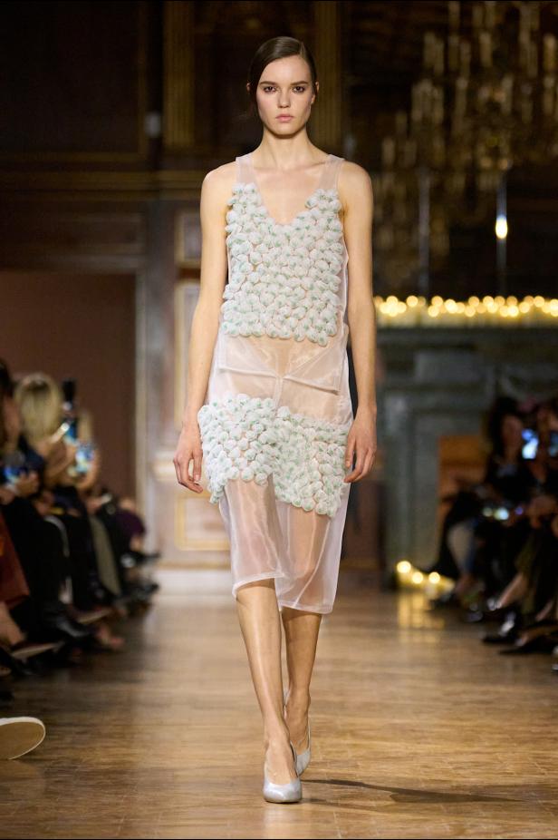 مجموعة فيكتوريا بيكهام لخريف 2026... لوحات فنية تجسد الأنوثة بلمسات "آرت ديكو"‏