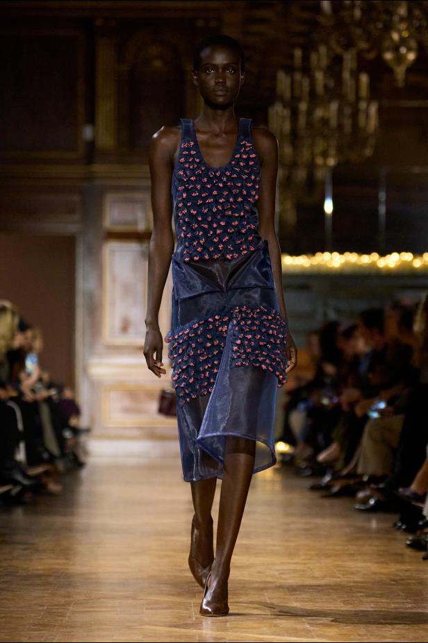 مجموعة فيكتوريا بيكهام لخريف 2026... لوحات فنية تجسد الأنوثة بلمسات "آرت ديكو"‏