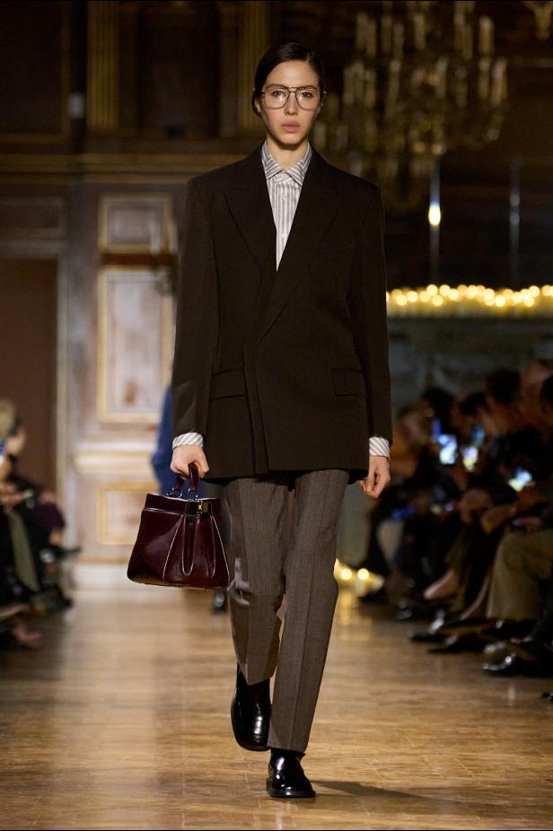 مجموعة فيكتوريا بيكهام لخريف 2026... لوحات فنية تجسد الأنوثة بلمسات "آرت ديكو"‏