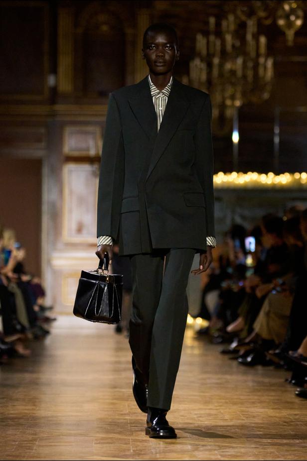 مجموعة فيكتوريا بيكهام لخريف 2026... لوحات فنية تجسد الأنوثة بلمسات "آرت ديكو"‏