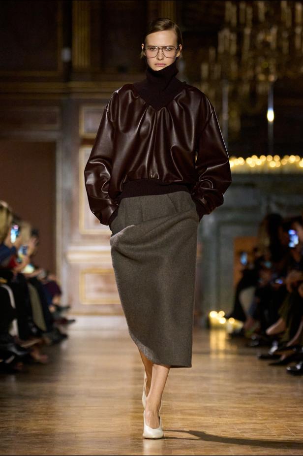 مجموعة فيكتوريا بيكهام لخريف 2026... لوحات فنية تجسد الأنوثة بلمسات "آرت ديكو"‏