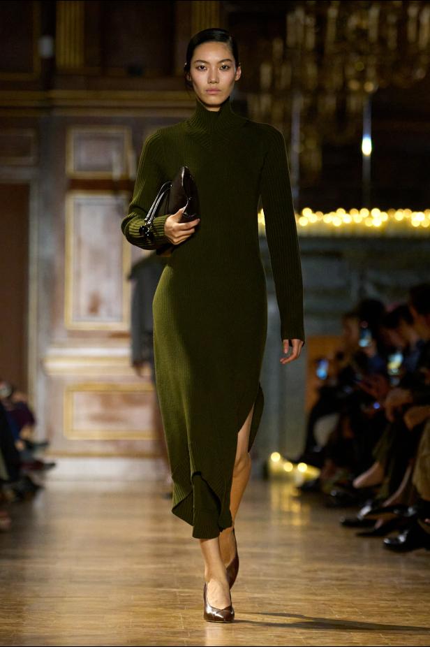 مجموعة فيكتوريا بيكهام لخريف 2026... لوحات فنية تجسد الأنوثة بلمسات "آرت ديكو"‏