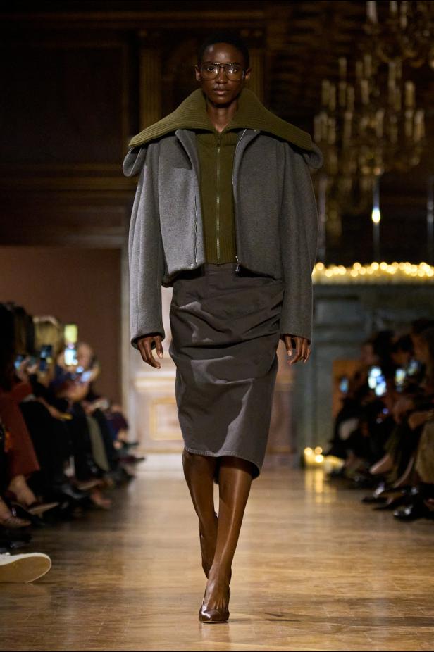 مجموعة فيكتوريا بيكهام لخريف 2026... لوحات فنية تجسد الأنوثة بلمسات "آرت ديكو"‏