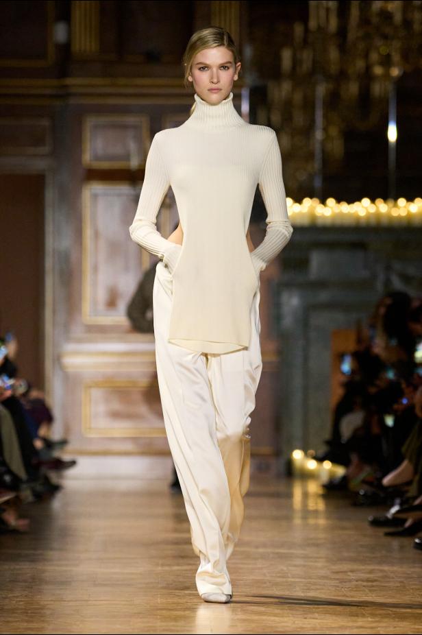 مجموعة فيكتوريا بيكهام لخريف 2026... لوحات فنية تجسد الأنوثة بلمسات "آرت ديكو"‏