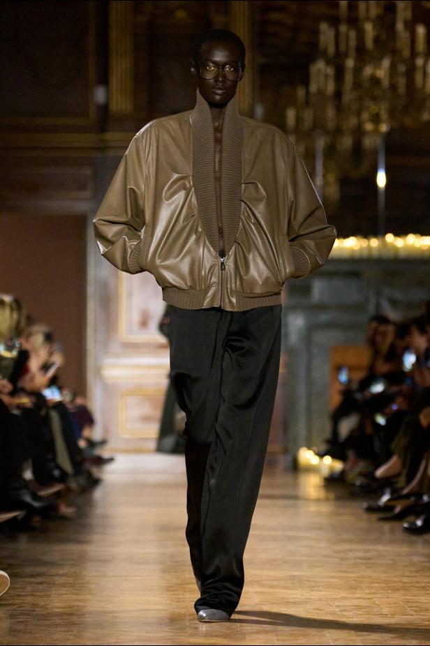 مجموعة فيكتوريا بيكهام لخريف 2026... لوحات فنية تجسد الأنوثة بلمسات "آرت ديكو"‏