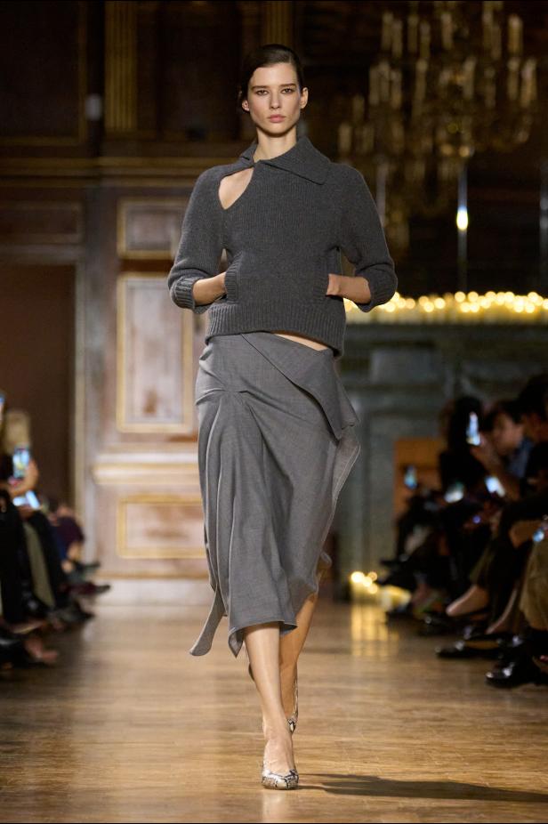 مجموعة فيكتوريا بيكهام لخريف 2026... لوحات فنية تجسد الأنوثة بلمسات "آرت ديكو"‏