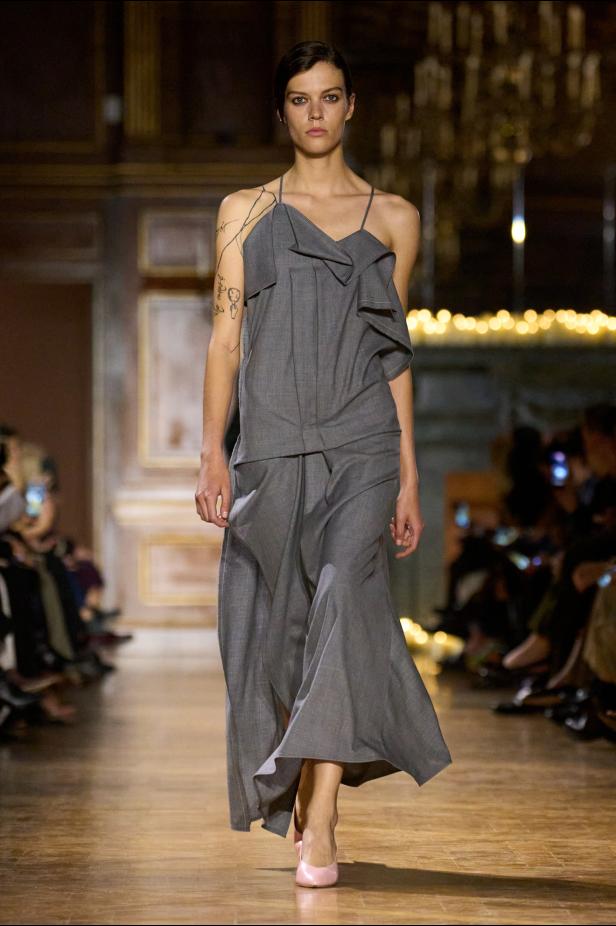 مجموعة فيكتوريا بيكهام لخريف 2026... لوحات فنية تجسد الأنوثة بلمسات "آرت ديكو"‏