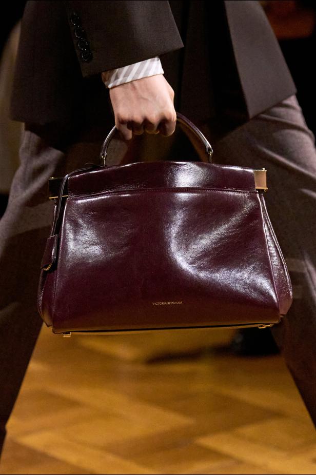 مجموعة فيكتوريا بيكهام لخريف 2026... لوحات فنية تجسد الأنوثة بلمسات "آرت ديكو"‏