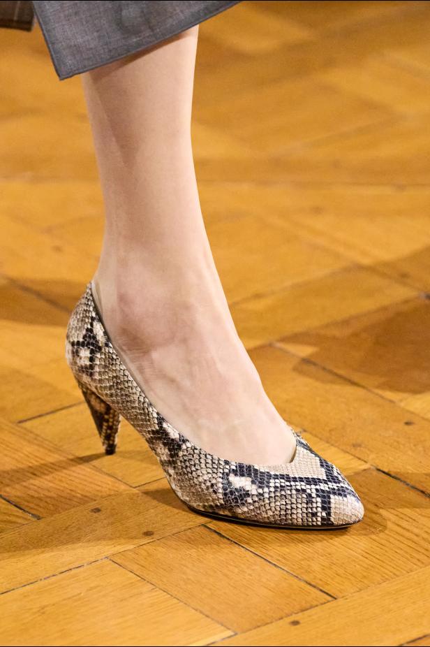 مجموعة فيكتوريا بيكهام لخريف 2026... لوحات فنية تجسد الأنوثة بلمسات "آرت ديكو"‏