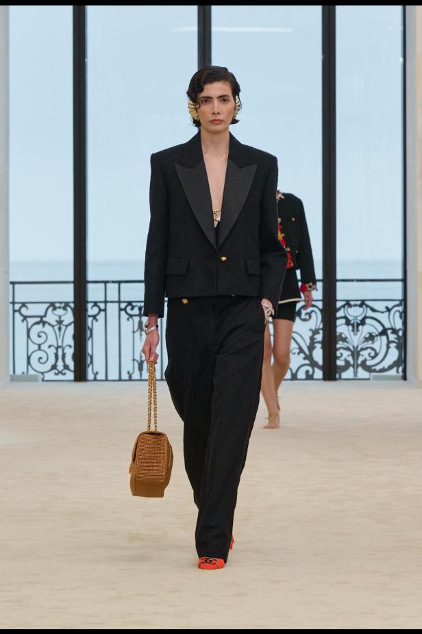 شواطئ بياريتز تحتضن مواجهة بين جذور شانيل ورؤيتها المعاصرة في مجموعة كروز 2026/2027