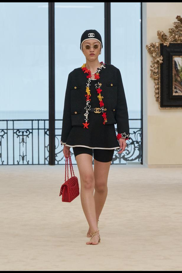 شواطئ بياريتز تحتضن مواجهة بين جذور شانيل ورؤيتها المعاصرة في مجموعة كروز 2026/2027