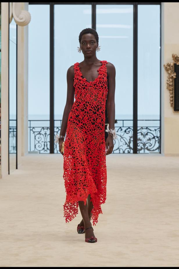 شواطئ بياريتز تحتضن مواجهة بين جذور شانيل ورؤيتها المعاصرة في مجموعة كروز 2026/2027